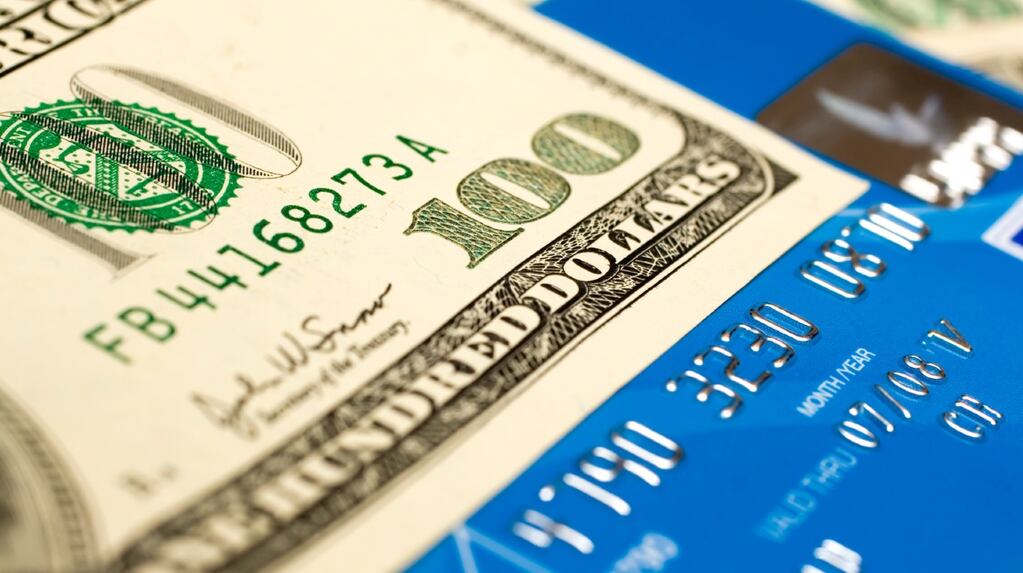 El dólar oficial y el dólar tarjeta cotizan en bancos este lunes 26 de enero