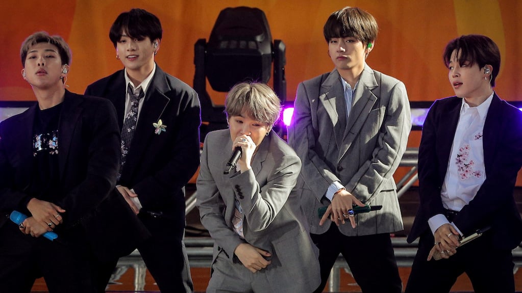 Acampes, linchamientos y un incidente diplomático generan controversia por los shows de BTS, la banda más grande del K-Pop