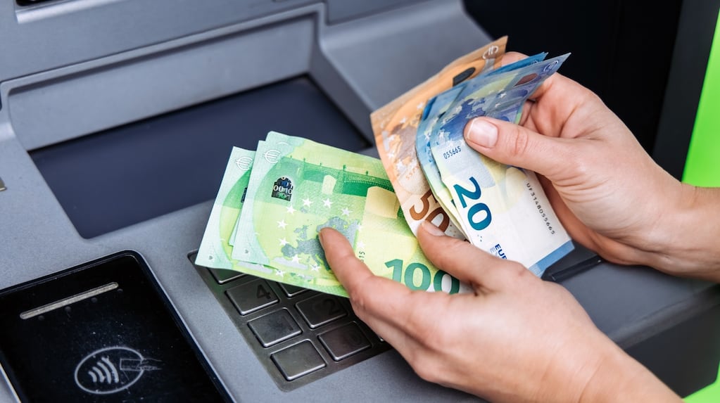 Euro oficial y euro blue cotizan este lunes 26 de enero